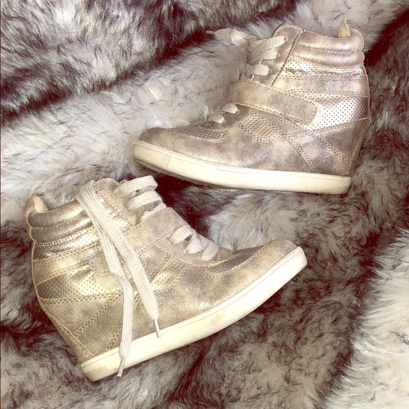 Gold sneaker heel - Picture 1 of 3